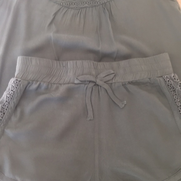 Short set - Picture 3 of 3